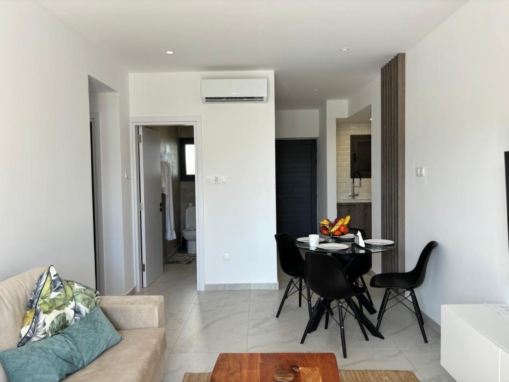 Lavi La 2b, Sea Breeze, Paphos